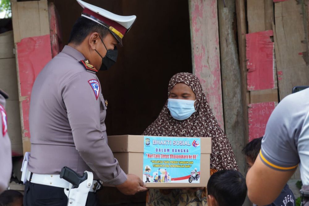 Jelang Hari Lalu Lintas Bhayangkara ke 66, Satlantas Polres Siak Lakukan Bakti Sosial