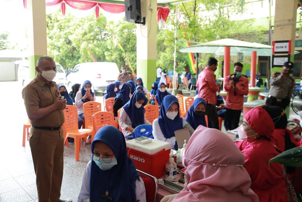Kadisdik Riau Tinjau Vaksinasi 5.000 Guru dan Siswa SMK Swasta di Pekanbaru