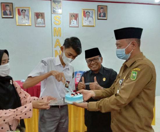 Kado Khusus dari Bupati HM Adil Untuk Siswa SMAN 1 Selatpanjang