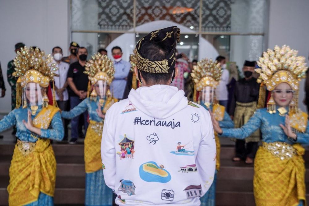Keren! Pakai Jaket Ke Riau Aja, Sandiaga Uno diserbu Netizen