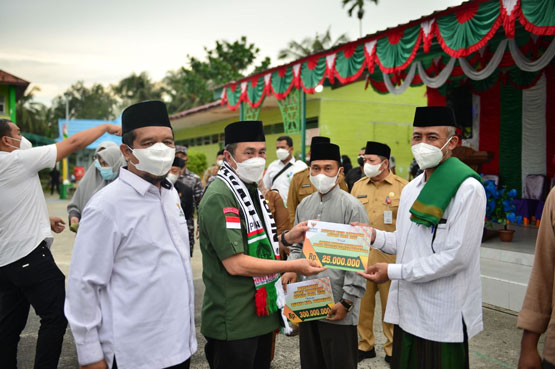 Kunker di Ponpes Bengkalis, Gubernur Riau Serahkan Sembako dan Dana CSR Baznas