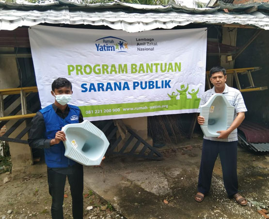 Rumah Yatim Berikan Bantuan untuk Pembangunan Fasilitas WC Mushola Al Ikhlas