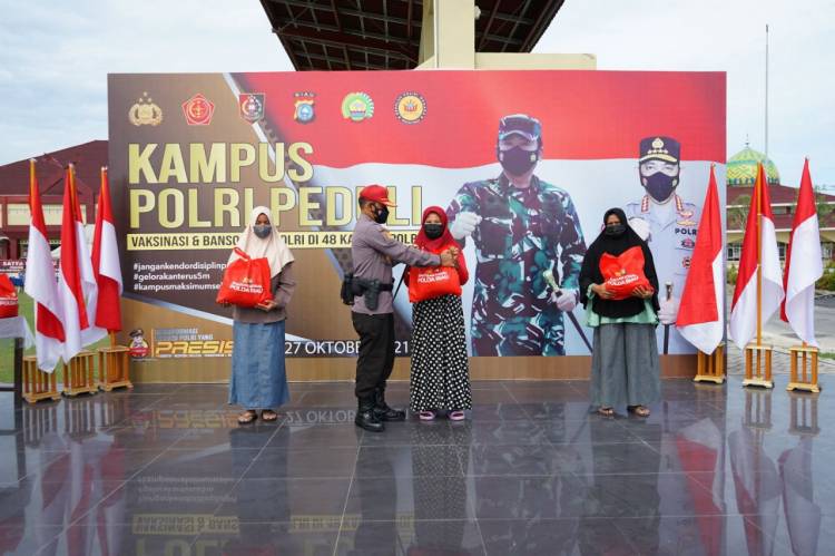 ‘Kampus Polri Peduli’ SPN Polda Riau Bagikan Sembako dan Vaksinasi Massal ke Masyarakat di Kampar