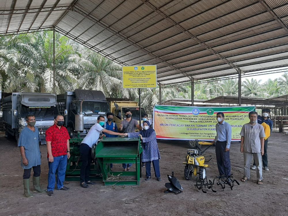 Dapat Mesin Pencacah Pakan Ternak Gratis, Peternak Sapi di Kampar Senyum-senyum