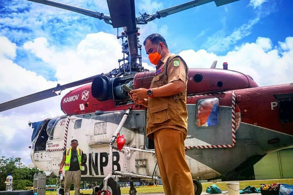 Helikopter Water Bombing Padamkan Kebakaran Lahan di Teratak Buluh