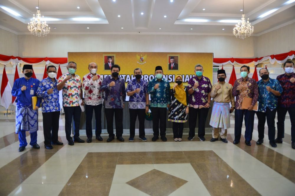 Gubri Serahkan Bahan Bangunan dan Jadup Warga Komunitas Adat Terpencil