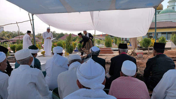 Adat Meninggikan Tanah Kubur Tungkek Suku Kanang Kopuh Luhak Kepenuhan