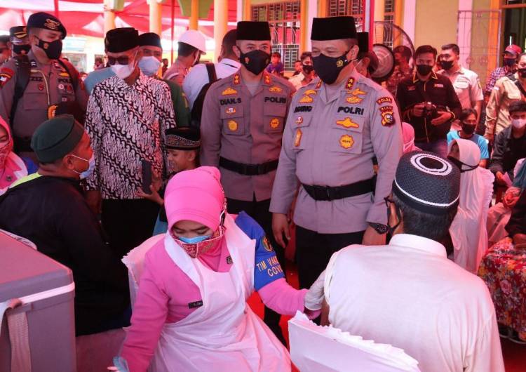 Ke Inhil, Kapolda Riau Serahkan 1.500 Dosis Vaksin, Bansos dan Bantuan Rumah Ibadah