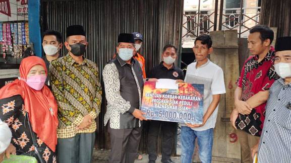 Bupati Alfedri Serahkan Bantuan Untuk Korban Kebakaran di Tualang