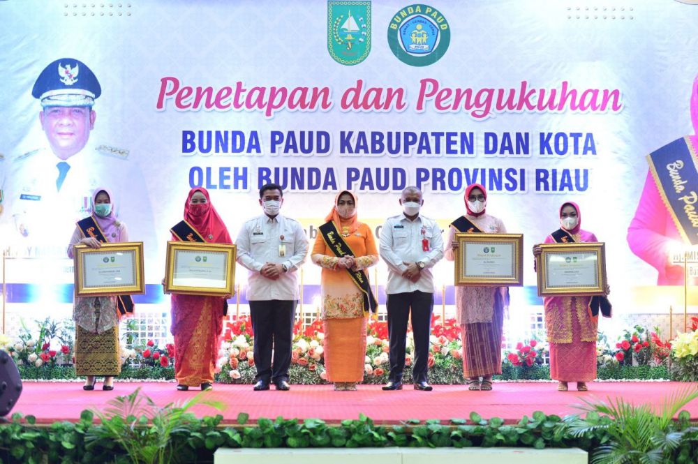 Misnarni Syamsuar Kukuhkan Bunda PAUD Kabupaten/Kota se Riau