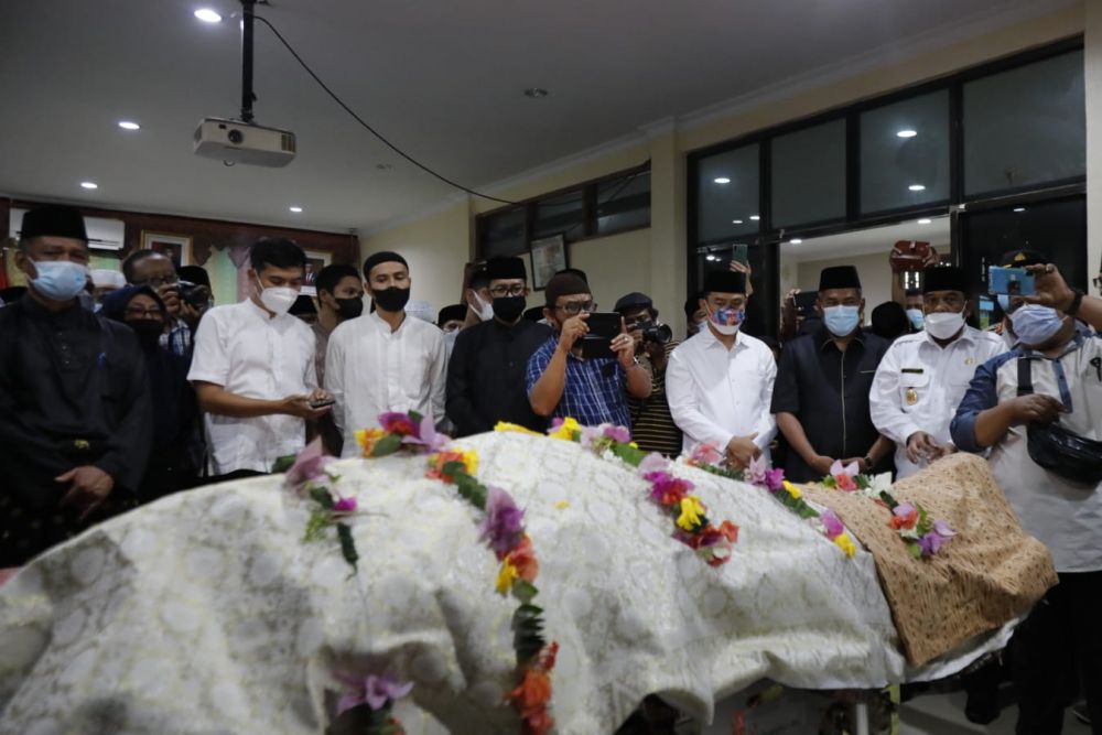 Sebelum Disholatkan, Jenazah Datuk Seri Al Azhar Disemayamkan di Balai Adat