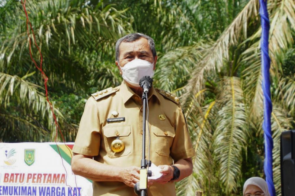 Serahkan Bantuan untuk Suku Anak Dalam Inhil, Ini Harapan Gubernur Riau