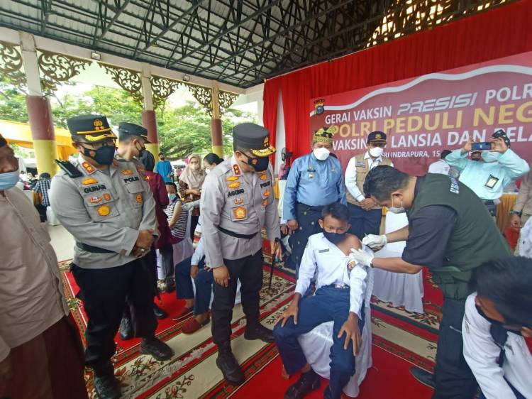 Kunker ke Siak, Kapolda Riau Tinjau Pelaksanaan Vaksinasi Covid-19 Bagi Lansia dan Pelajar