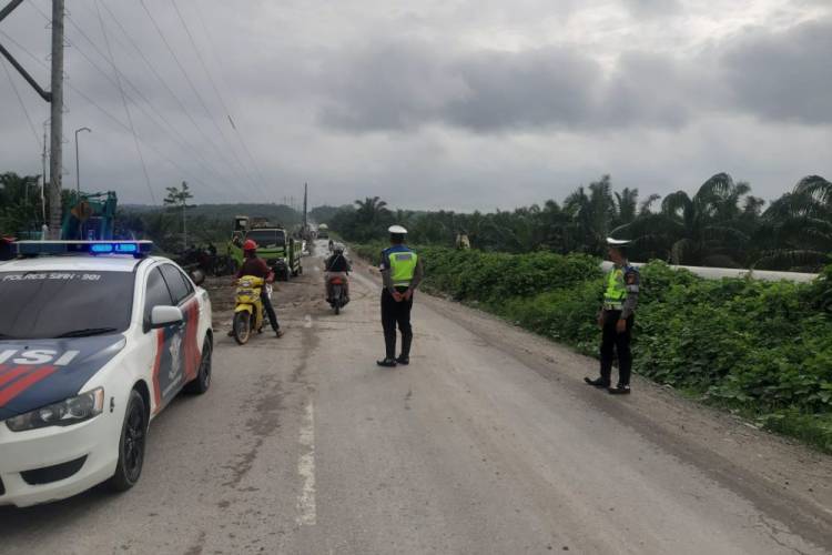 Antisipasi Kemacetan dan Cegah Kecelakaan, Satlantas Polres Siak Pasang Spanduk Himbauan