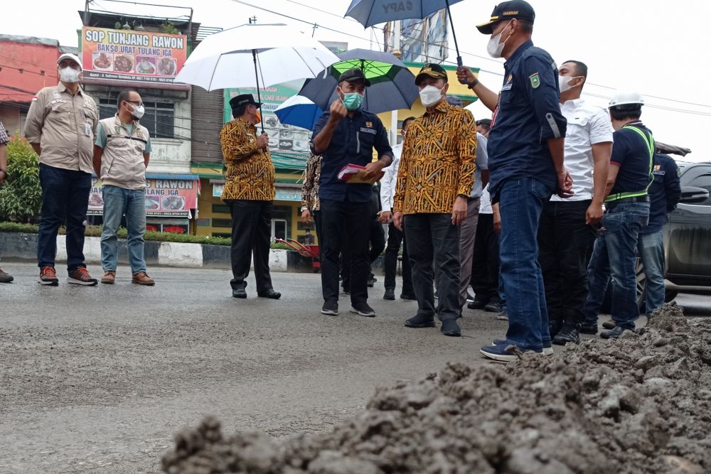 Diguyur Hujan, Gubernur dan Wakil Gubernur Riau Cek Kondisi Jalan di Kampar - Rohul