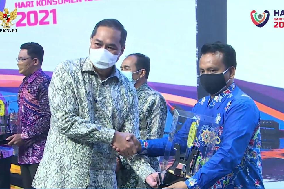 Rohil Terima Penghargaan Daerah Tertib Ukur dari Kementerian Perdagangan