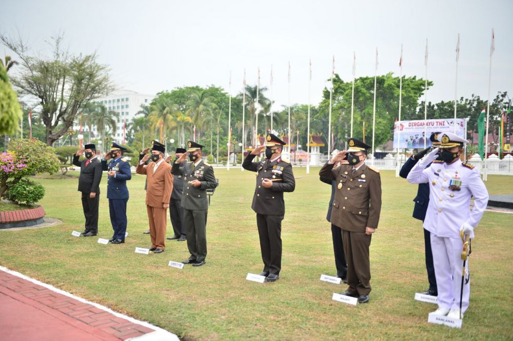 Gubernur Bersama Forkopimda Riau Ikuti Upacara Virtual Peringatan HUT Ke-76 TNI Tahun 2021