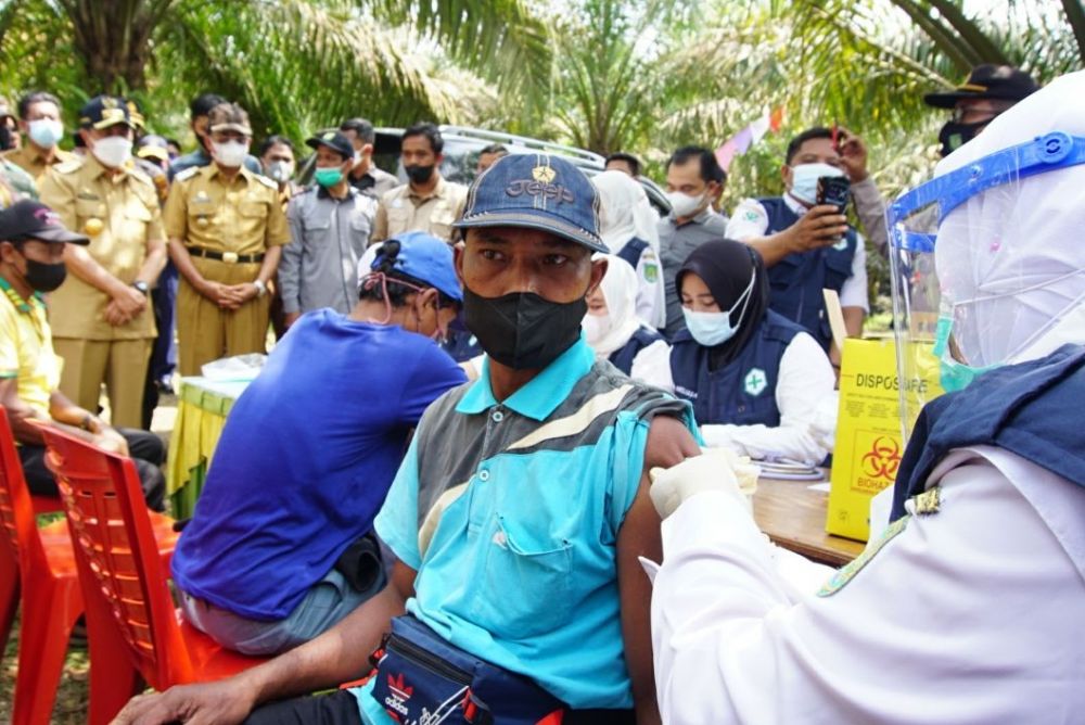 Bertemu Warga Suku Anak Dalam Inhil, Gubri Ajak Ikuti Vaksinasi COVID-19