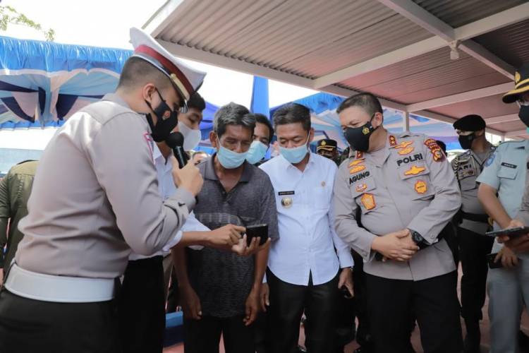 Kapolda Riau Resmikan Layanan Drive Thru Terpadu di Polres Rohil