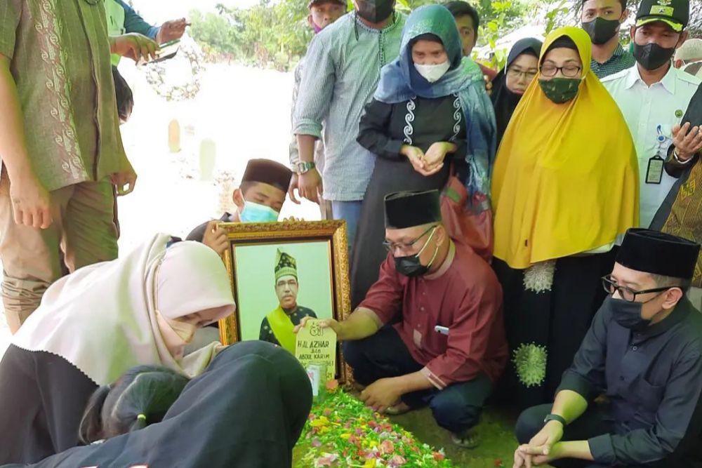 Keluarga dan Pelayat Antar Almarhum Datuk Seri Al Azhar ke TPU Air Dingin