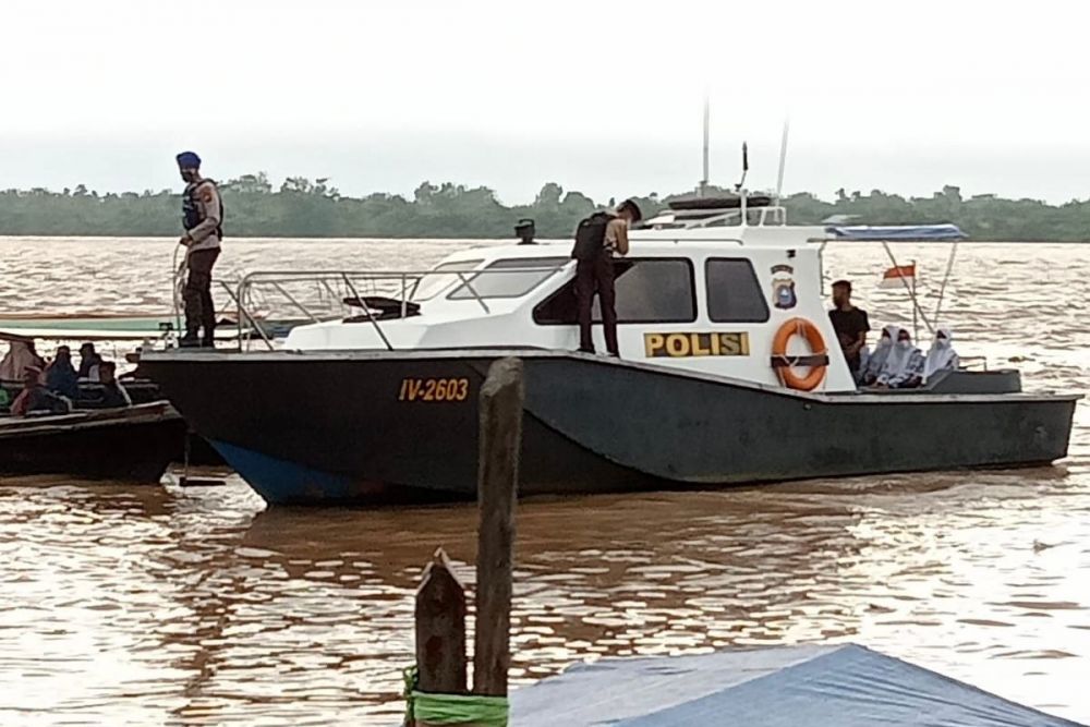 Tidak Ada Pompong, Para Pelajar Diantar Kapal Sat Polair Polres Indragiri Hilir