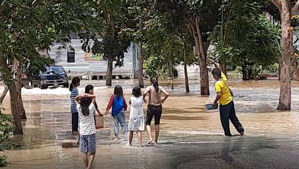 Banjir di Jalan Lembah Raya Menjadi Arena Bermain Anak-anak Sambil Mengais Rejeki