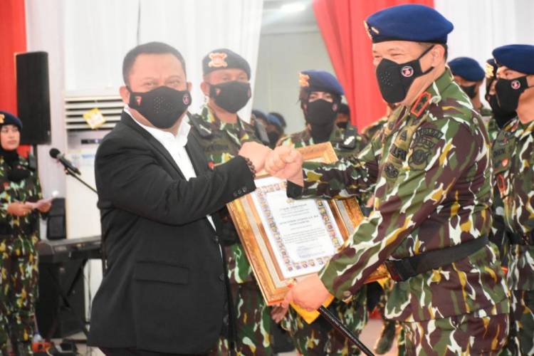 HUT Brimob Polri Ke-76, Bupati Kampar Terima Penghargaan dari Kapolda dan Dansat Brimbobda Riau