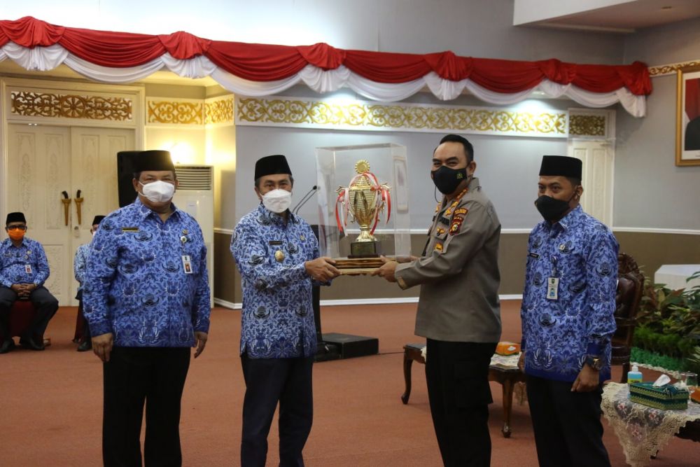 Gubernur Riau Serahkan Piala Bergilir Badminton Korpri Cup 2021, Ini Pemenangnya