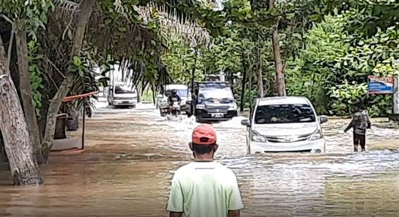 Jalan Lembah Raya Terendam Banjir, Kendaraan Sulit Melintas