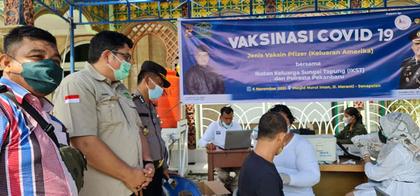 Bekerja Sama Dengan Polresta Pekanbaru IKST Gelar Vaksinasi Massal