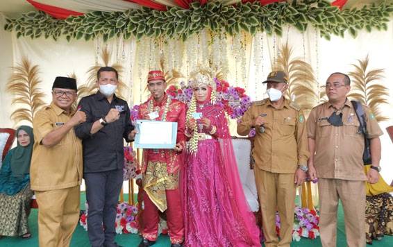 Hadiri Resepsi Pernikahan Wartawan, Bupati Adil Serahkan KTP dan KK Baru