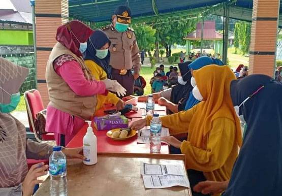 Gerai Vaksin Polres Kampar Gelar Vaksinasi di Wilayah Terpencil Desa Gunung Sari