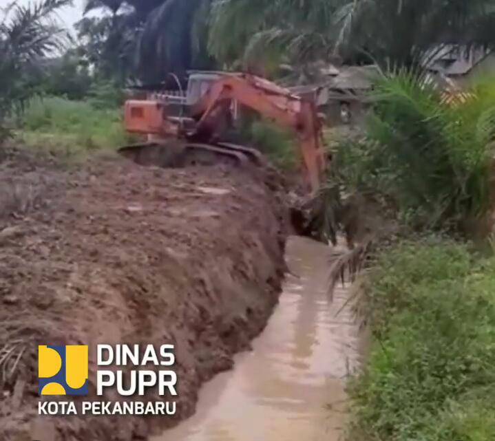 Antisipasi Banjir, Dinas PUPR Pekanbaru Keruk Sungai Pebatuan dan Sungai Sail