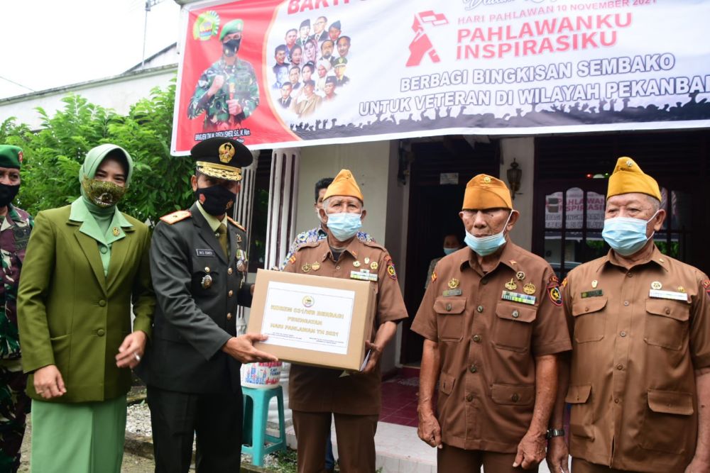 Danrem 031/WB Bagikan Sembako Untuk Veteran