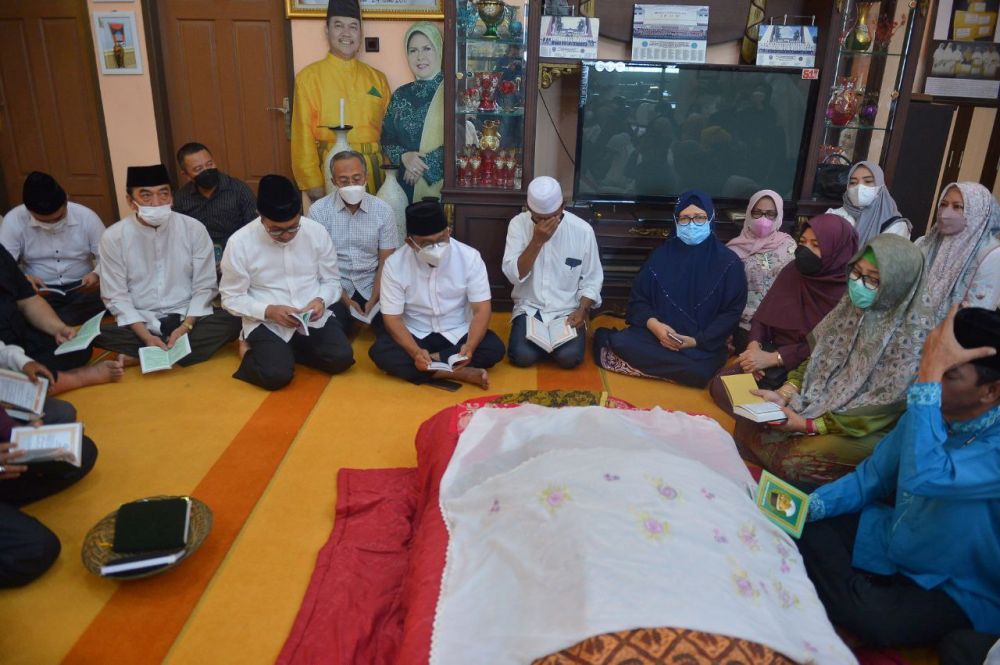 Tokoh Perempuan Riau Hj Roslaini Tutup Usia