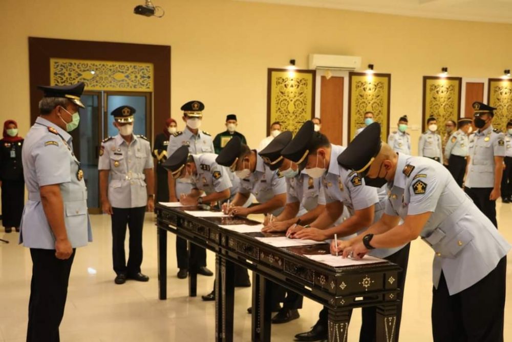 Kepala Kanwil Kemenkumham Riau Lantik 14 Pejabat Keimigrasian