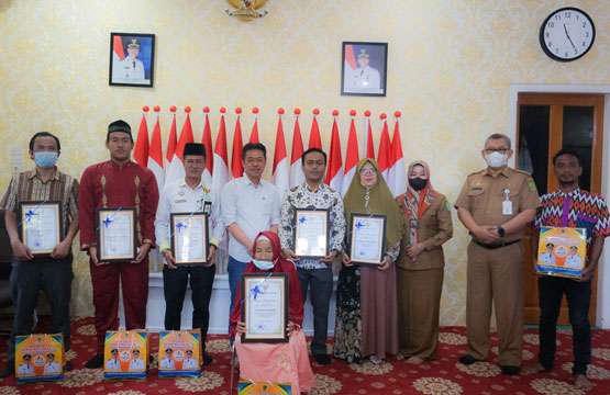 Pemkab Rohil Serahkan Penghargaan Kepada Tokoh Pendiri Kabupaten Rokan Hilir