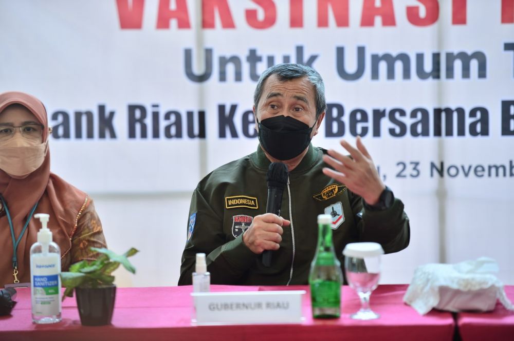 Senin Gubri Serahkan Bonus Atlet dan Pelatih PON XX dan Peparnas