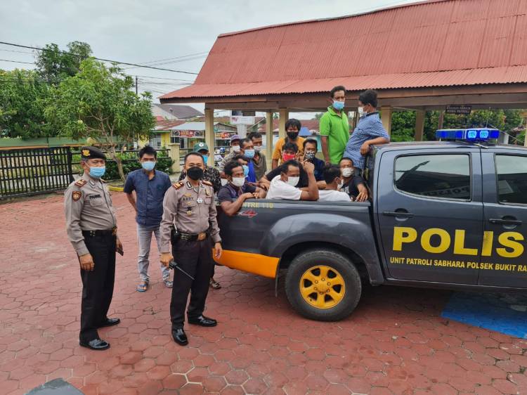 Sukseskan Program Pemerintah, Polsek Bukit Raya Antar Jemput Masyarakat dan Lansia Ikuti Vaksinasi