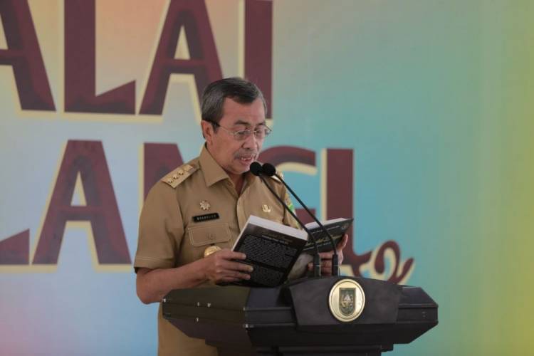 Gubernur Syamsuar Bacakan Puisi Saat Silaturahmi Bersama Guru Sastra Riau