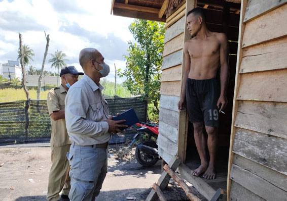 Datangi Rumah ke Rumah, Polisi Bujuk Warga Suku Akit Ikut Vaksinasi Covid-19