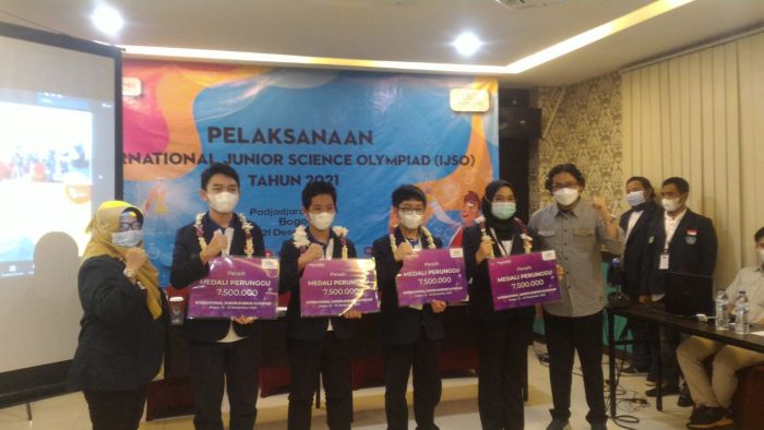 Dua Siswa Asal Riau Raih Medali di Olimpiade Matematika Dubai