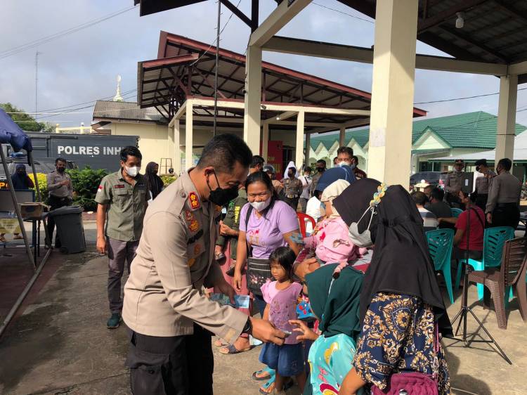 Kapolres Inhu Berikan Kejutan ke Balita Ketika Antri di Gerai Vaksin