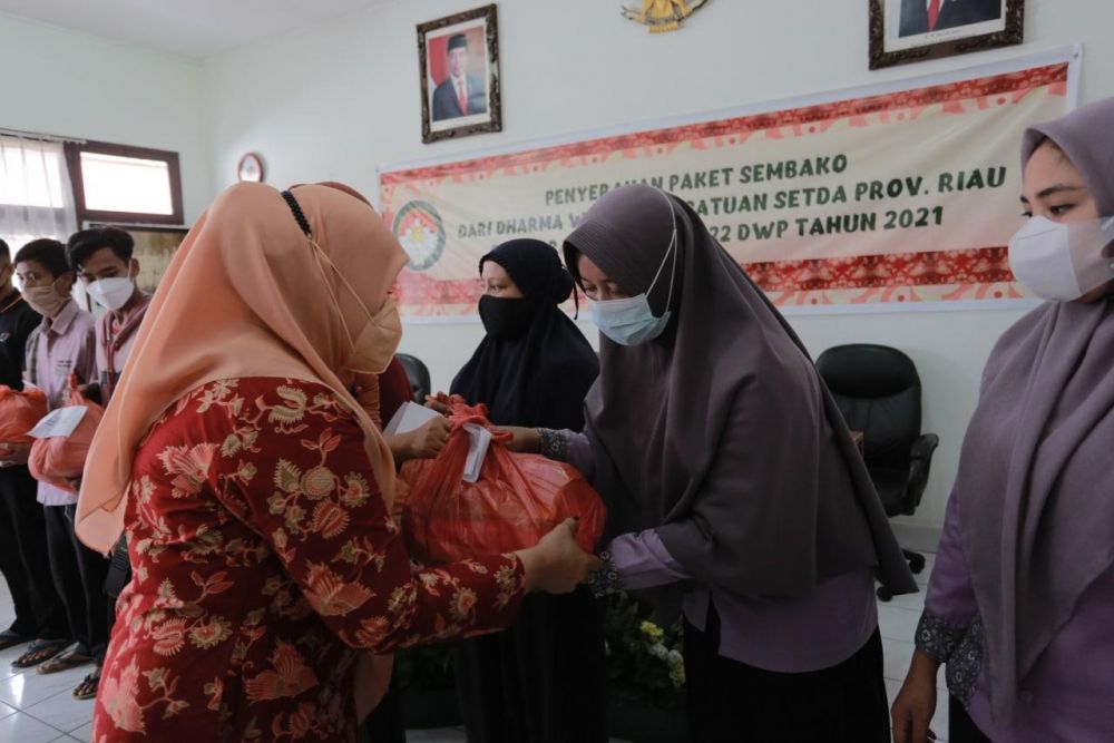 Peringatan HUT DWP ke-22, Ketua DWP Riau Bagikan 105 Paket Sembako