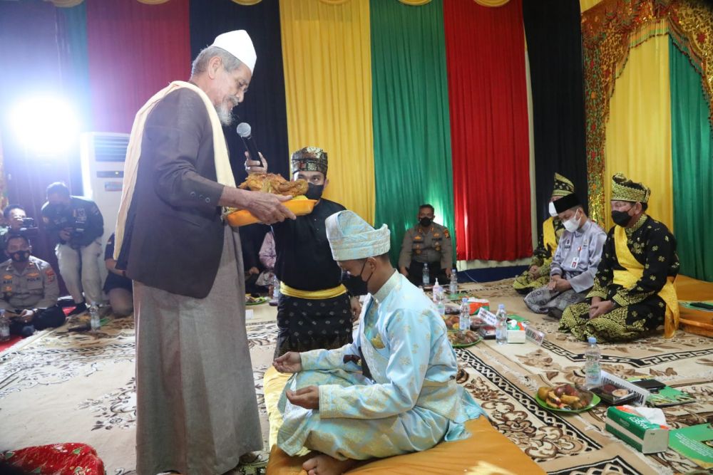 LAM Rohul Beri Gelar Datuk Panglimo Ompu Alam Kepada Danrem 031 Wira Bima