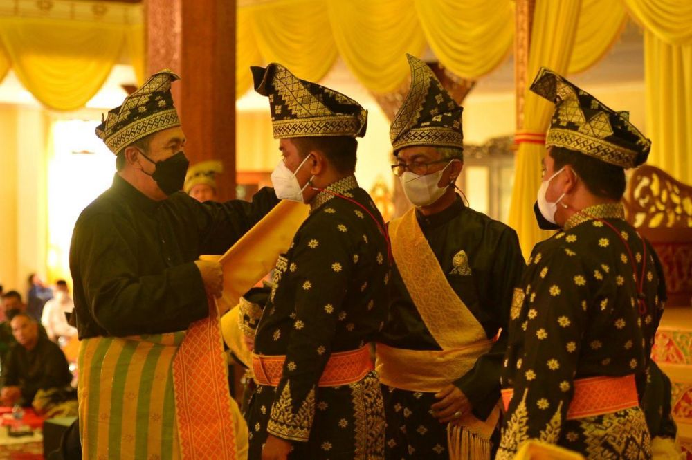 Bupati dan Wakil Bupati Pelalawan Ditabalkan, Ini Pesan Gubernur Syamsuar