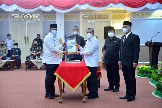 Alami Penurunan, Gubernur Riau Serahkan DIPA dan TKDD Provinsi Riau 2022