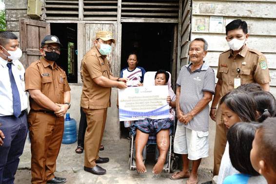 Temui Maylisa Penyandang Disabilitas Berat, Wabup Husni Serahkan Bantuan