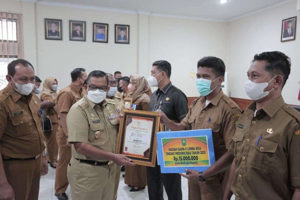 Wagubri Serahkan Piagam Penghargaan Lomba Desa/Kelurahan Tingkat Provinsi Riau