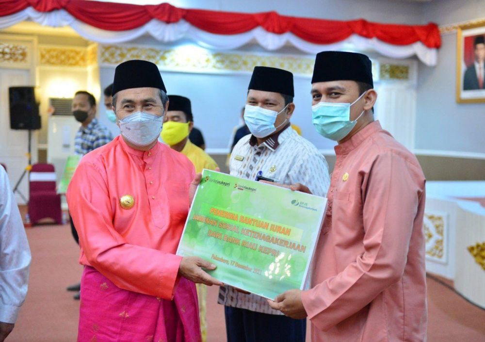 Gubri Serahkan Bantuan Iuran Jaminan Sosial Ketenagakerjaan